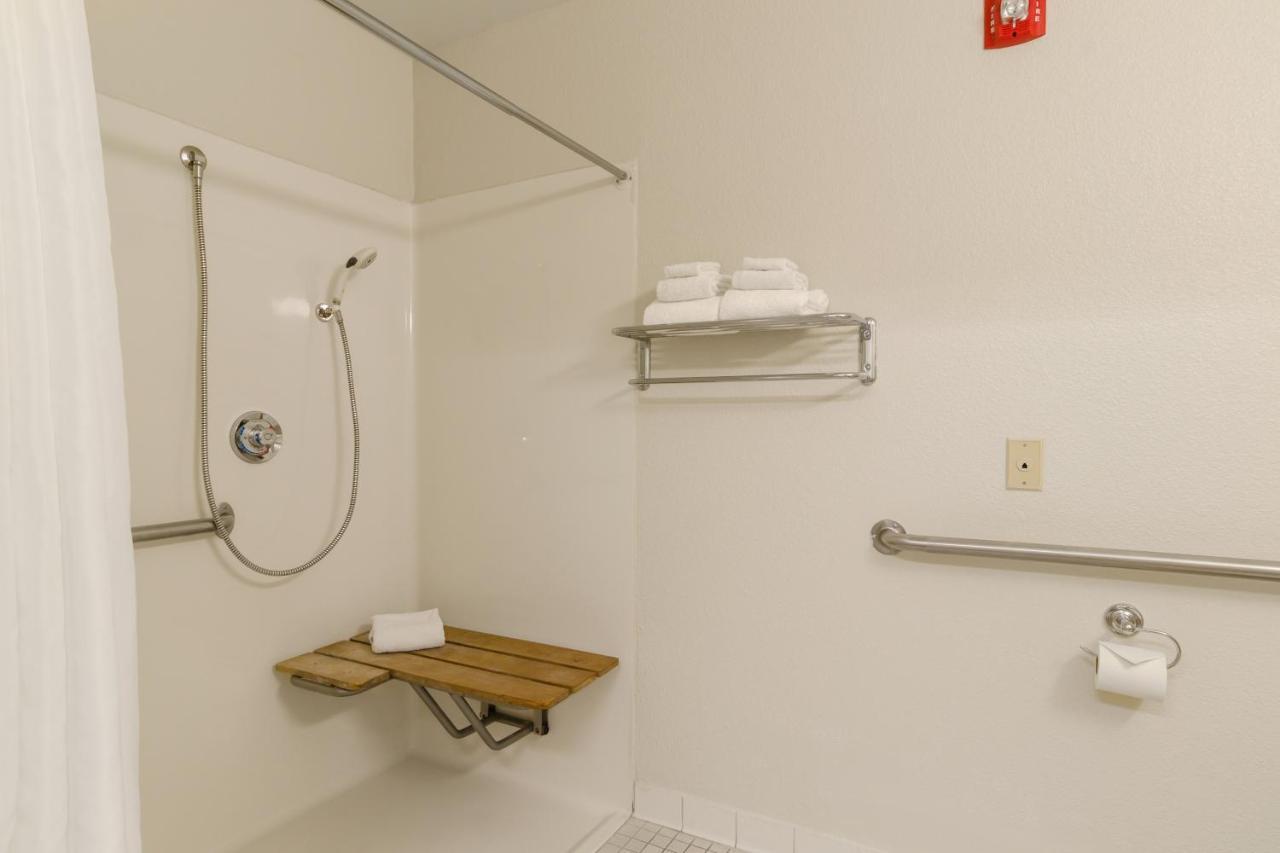 Hometowne By Red Roof - Glendale/ Cherry Creek Motel 2*